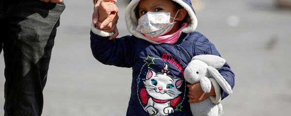Ребенок в маске идет с родителями по Риму, Италия. Вся страна парализована из-за эпидемии коронавируса - Sputnik Грузия
