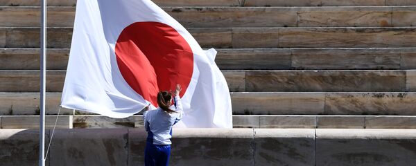 Спортсмен на фоне флага Японии на церемонии передачи Японии огня летних Олимпийских игр, Афины Спортсмен на фоне флага Японии на церемонии передачи Японии огня летних Олимпийских игр, Афины - Sputnik Грузия