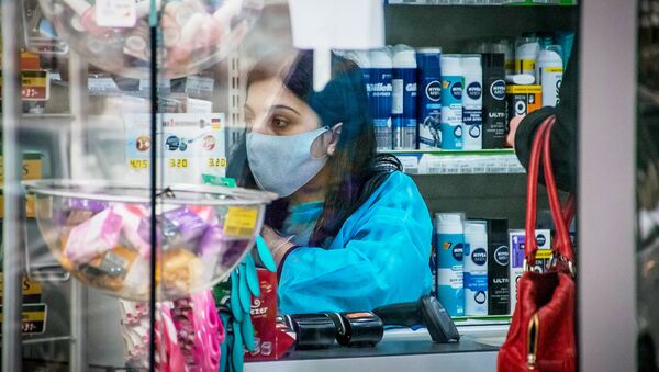 Девушка в маске за прилавком в магазине. В Грузии борются с коронавирусом. В стране введен режим ЧП - Sputnik Грузия