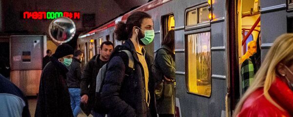 Молодые люди в масках садятся в поезд метро.  В Грузии борются с коронавирусом. В стране введен режим ЧП - Sputnik Грузия