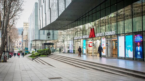 Торговый центр Galleria Tbilisi в центре Тбилиси, где также расположен вход в метро. В Грузии введен режим ЧП из-за вспышки коронавируса, торговые объекты закрыты - Sputnik Грузия