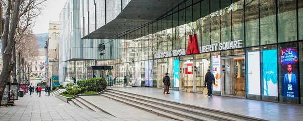 Торговый центр Galleria Tbilisi в центре Тбилиси, где также расположен вход в метро. В Грузии введен режим ЧП из-за вспышки коронавируса, торговые объекты закрыты - Sputnik Грузия
