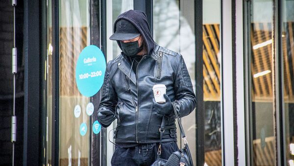 Молодой человек в перчатках и черной маске выходит из метро. В Грузии борются с коронавирусом. Введен режим ЧП - Sputnik Грузия