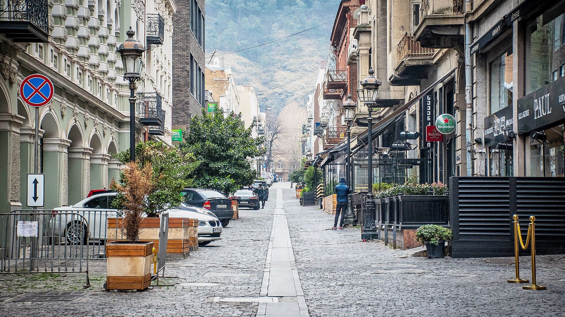 Опустевшая улица Дадиани в центре Тбилиси, где расположено много кафе и ресторанов. Они закрыты из-за вспышки коронавируса. В Грузии введен режим ЧП - Sputnik Грузия, 1920, 13.05.2021