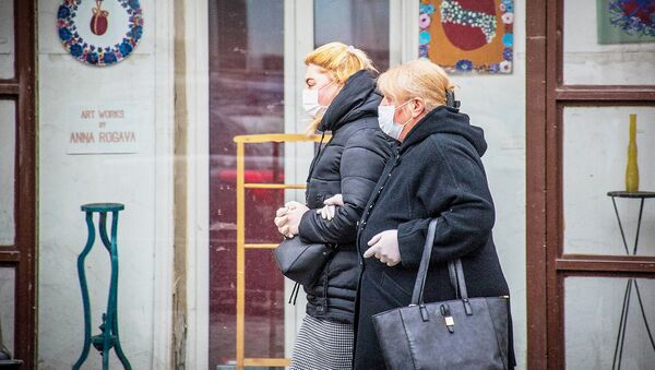 Пожилые женщины идут в масках по улице. В Грузии борются с коронавирусом. В стране введен режим ЧП - Sputnik Грузия