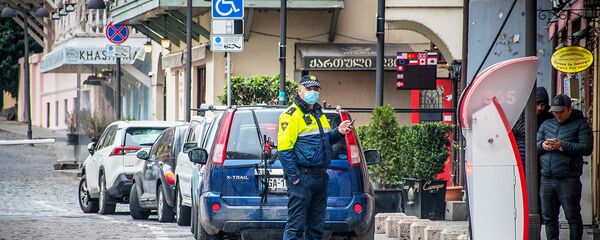 Полицейский в респираторе на пустой улице в районе Абанотубани в Тбилиси. В Грузии введен режим ЧП из-за коронавируса - Sputnik Грузия