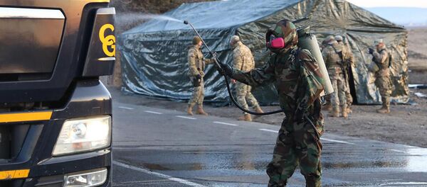 Карантин в районе Марнеули из-за коронавируса. Солдаты проводят дезинфекцию на блокпосту. В районы Болниси и Марнеули введена военная техника Карантин в районе Марнеули из-за коронавируса. Солдаты проводят дезинфекцию на блокпосту. В районы Болниси и Марнеули введена военная техника - Sputnik Грузия