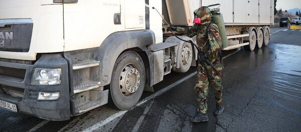 Карантин в районе Марнеули из-за коронавируса. Солдаты проводят дезинфекцию на блокпосту. В районы Болниси и Марнеули введена военная техника - Sputnik Грузия