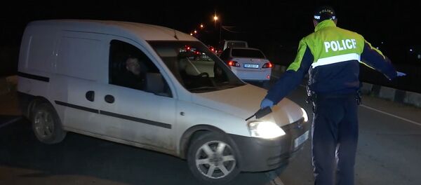 Карантин в районе Марнеули из-за коронавируса. Блокпост на дороге - полиция разворачивает автомобили - Sputnik Грузия