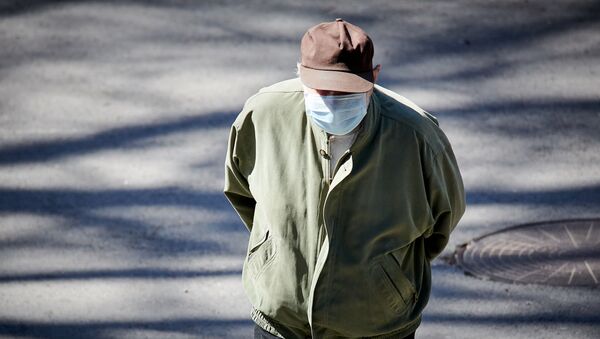Пожилой мужчина в маске на улице. Власти борются с коронавирусом. В стране введен режим ЧП - Sputnik Грузия