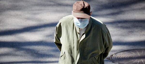Пожилой мужчина в маске на улице. Власти борются с коронавирусом. В стране введен режим ЧП - Sputnik Грузия