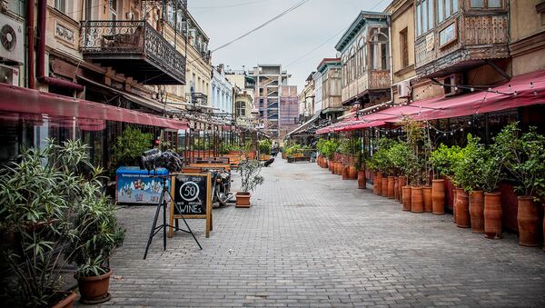 Опустевший квартал Новый Тифлис в Тбилиси. Туристов не видно. Кафе и рестораны закрыты - в Грузии борются с коронавирусом - Sputnik Грузия