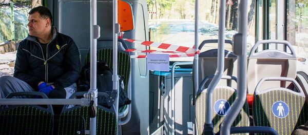 Пассажир едет в пустом автобусе в защитных перчатках. Кабина водителя огорожена пластиковой защитой. В Грузии борются с коронавирусом - Sputnik Грузия
