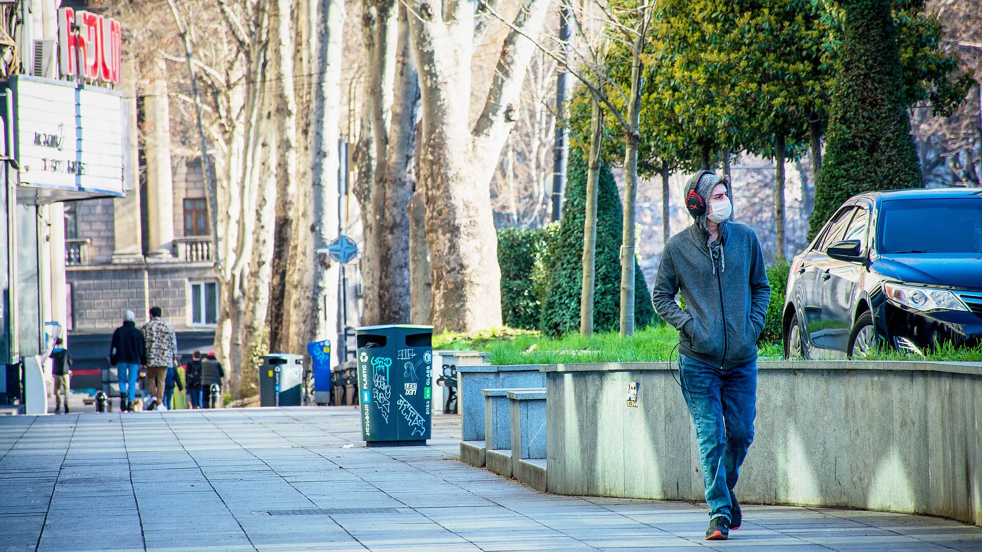 Молодой человек в маске идет по пустому проспекту Руставели в Тбилиси. В Грузии борются с коронавирусом - Sputnik Грузия, 1920, 19.05.2022