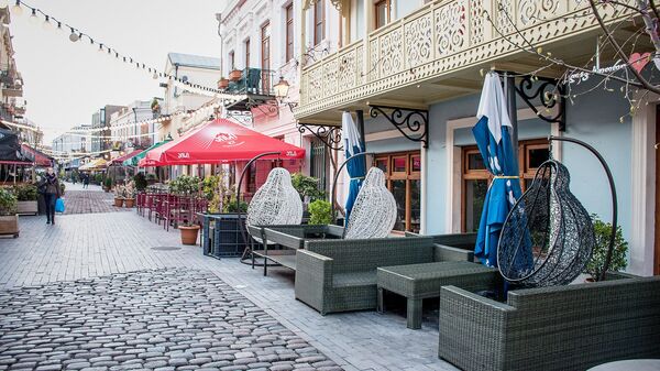 Закрытые кафе и рестораны в квартале Новый Тифлис в Тбилиси. Туристов нигде не видно. В Грузии борются с коронавирусом - Sputnik Грузия