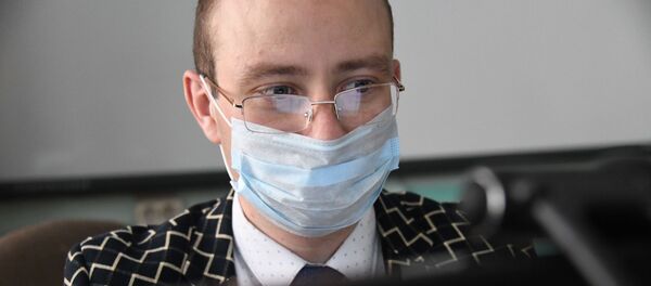 Учитель физики и информатики рассылает домашние задания школьникам на карантин. В школах прекращены занятия после выявления в коронавируса. Учитель физики и информатики рассылает домашние задания школьникам на карантин. В школах прекращены занятия после выявления в коронавируса. - Sputnik Грузия