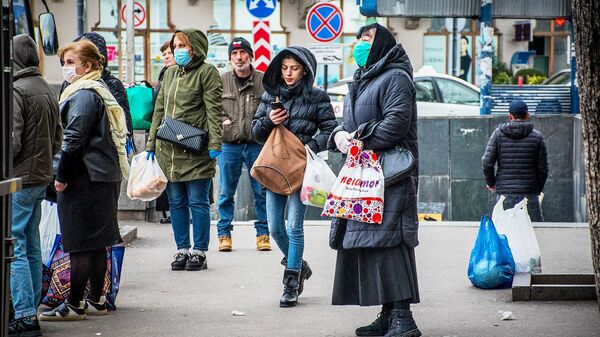 Жители Тбилиси на автобусной остановке в масках. В Грузии борются с коронавирусом - Sputnik Грузия