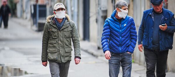 Пожилые мужчины в масках идут по улице в центре города. В Грузии борются с коронавирусом - Sputnik Грузия
