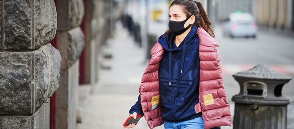 Молодая девушка в маске идет по улице в центре города. В Грузии борются с коронавирусом - Sputnik Грузия