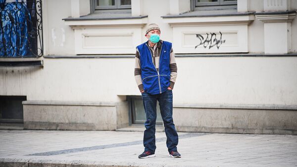 Пожилой мужчина в маске стоит на улице в центре столицы. В Грузии борются с коронавирусом - Sputnik Грузия