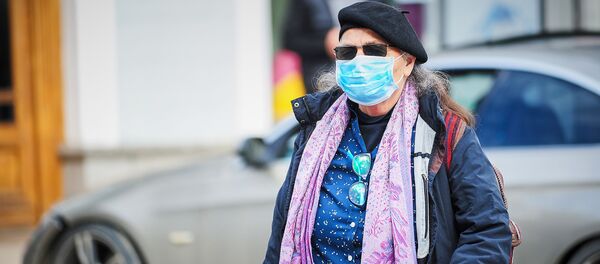 Пожилая женщина в маске идет по улице в центре города. В Грузии борются с коронавирусом Пожилая женщина в маске идет по улице в центре города. В Грузии борются с коронавирусом - Sputnik Грузия