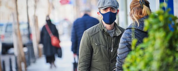 Мужчина в кепке и синей маске на улице у банкомата. В Грузии борются с коронавирусом Мужчина в кепке и синей маске на улице у банкомата. В Грузии борются с коронавирусом - Sputnik Грузия