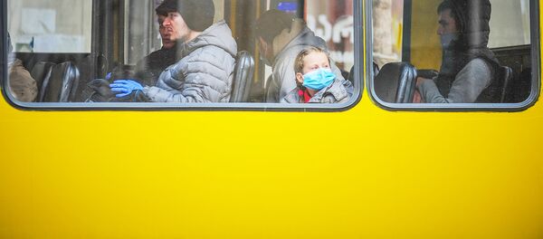 ავტობუსის მგზავრებს პირბადეები უკეთიათ ავტობუსის მგზავრებს პირბადეები უკეთიათ - Sputnik საქართველო