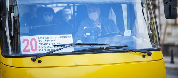 Водитель автобуса и пассажиры в масках. В Грузии борются с коронавирусом Водитель автобуса и пассажиры в масках. В Грузии борются с коронавирусом - Sputnik Грузия