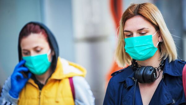 Молодые девушки в масках и перчатках идут по улице. В Грузии борются с коронавирусом - Sputnik Грузия