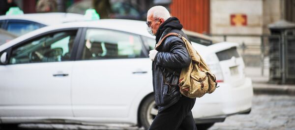 Пожилой мужчина в маске идет по улице. В Грузии борются с распространением коронавируса - Sputnik Грузия