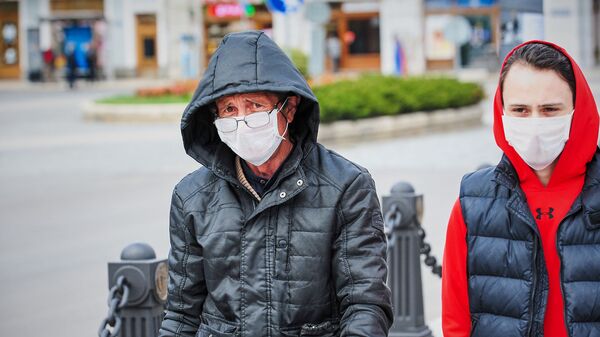 Отец и сын идут по Сухому мосту. Жители столицы с помощью масок защищают себя от коронавируса. В Грузии введен режим ЧП - Sputnik Грузия