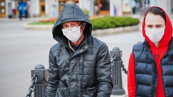 Отец и сын идут по Сухому мосту. Жители столицы с помощью масок защищают себя от коронавируса. В Грузии введен режим ЧП - Sputnik Грузия