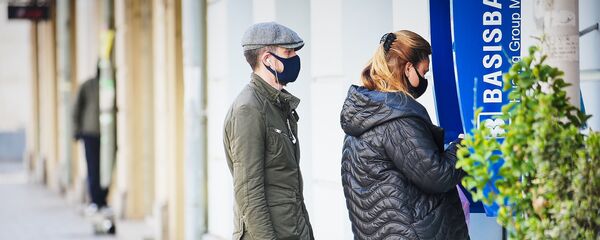 ადამიანები პირბადეებით ბანკომატთან - Sputnik საქართველო