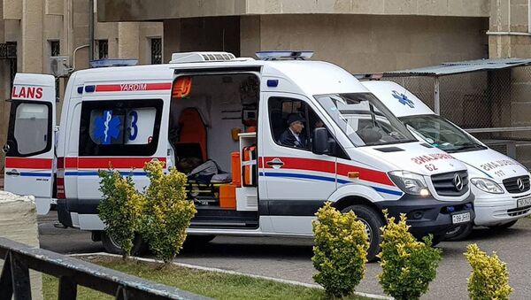 Автомобили скорой помощи у здания Бюро судебно-медицинской экспертизы в городе Баку - Sputnik Грузия