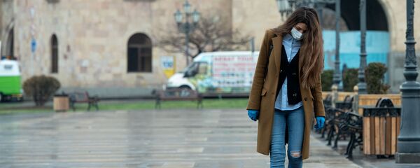 Одинокая девушка на площади Республики в Ереване - Sputnik Грузия