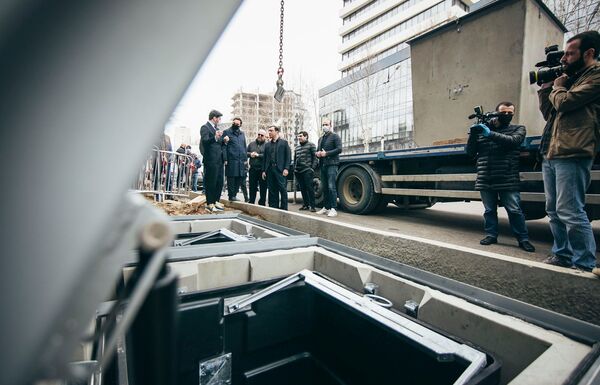 В центре Тбилиси появятся подземные мусорные контейнеры В центре Тбилиси появятся подземные мусорные контейнеры - Sputnik Грузия