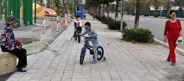 ბავშვები ქუჩაში კორონავირუსის პანდემიის დროს - Sputnik საქართველო