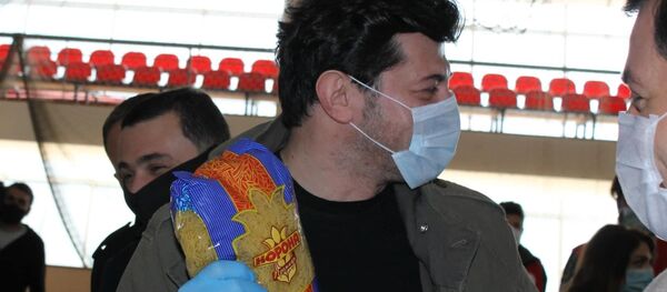 Совместная акция мэрии столицы Грузии и Красного Креста по сбору продуктов питания для нуждающихся. В Грузии борются с распространением коронавируса - Sputnik Грузия