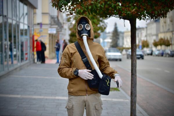 А эта фотография, хоть и была снята не в Тбилиси, а в городе Телави в регионе Кахети - показывает, как люди стараются защитить себя и другими способами, помимо обычных медицинских масок и одноразовых респираторов - Sputnik Грузия