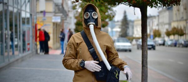 Житель Телави в противогазе и перчатках. В Грузии защищают себя от коронавируса Житель Телави в противогазе и перчатках. В Грузии защищают себя от коронавируса - Sputnik Грузия