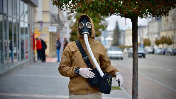 Житель Телави в противогазе и перчатках. В Грузии защищают себя от коронавируса - Sputnik Грузия