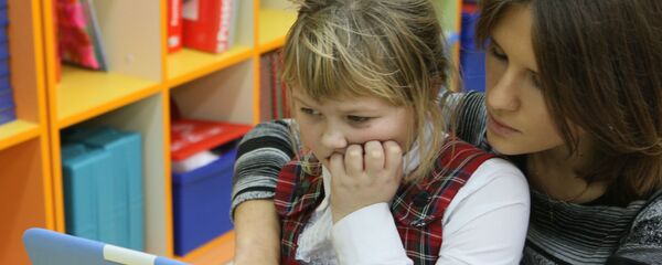 მოსწავლე ონლაინ–გაკვეთილზე მოსწავლე ონლაინ–გაკვეთილზე - Sputnik საქართველო