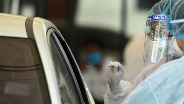 Медицинский работник проверяет водителя на коронавирус. Бангкок, Таиланд - Sputnik Грузия