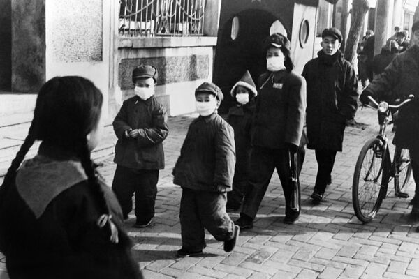 Люди в защитных масках на улицах Пекина в 1954 году - Sputnik Грузия