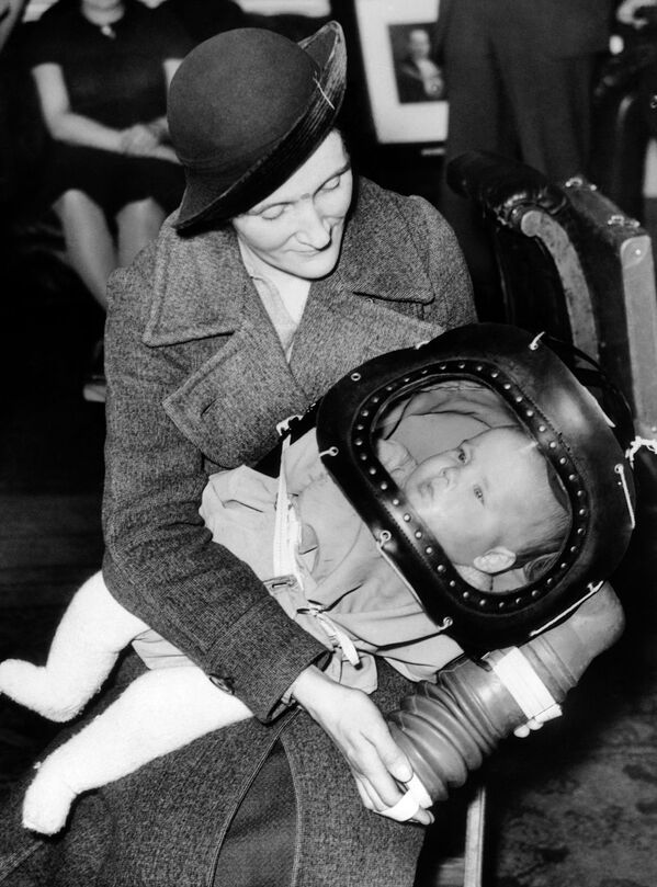 Противогаз для детей в возрасте до двух лет, известный как детский шлем, был впервые продемонстрирован 13 марта 1939 года в мэрии Холборн в Лондоне - Sputnik Грузия