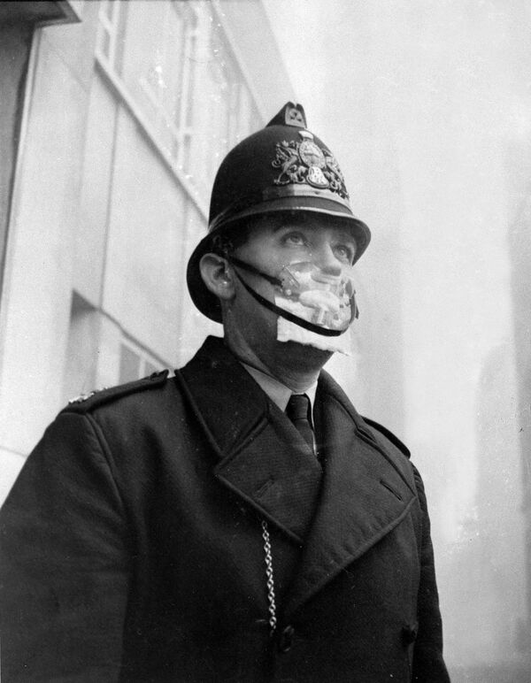 Великий смог - серьёзное загрязнение воздуха, произошедшее в Лондоне в декабре 1952 года. В основном это был уголь, который навис над городом, образовав толстый слой смога. На фото британский полицейский в защитной маске - Sputnik Грузия