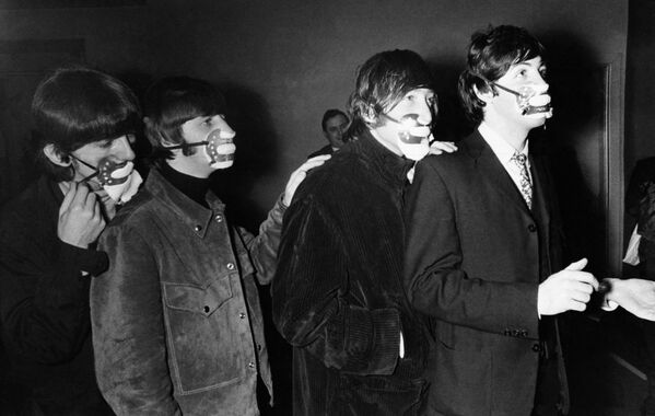Участники группы Beatles  в 1965 году перед выступлением в кинотеатре Эй-Би-Си в Манчестере приехали в защитных масках против смога - Sputnik Грузия