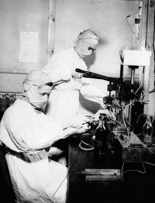 Медсестры в защитных масках в английском госпитале в 1943 году - Sputnik Грузия