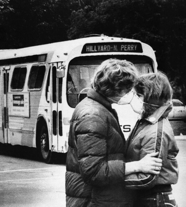 В мае 1980 года около трех сотен человек собрались посмотреть на извержение вулкана Сент-Хеленс в штате Вашингтон в США. Люди не знали, что вместо красивого зрелища их ждет настоящий ад на земле в виде выброса пепла. Но даже в такой момент всегда есть место для любви. На фото целующиеся школьники в защитных масках - Sputnik Грузия