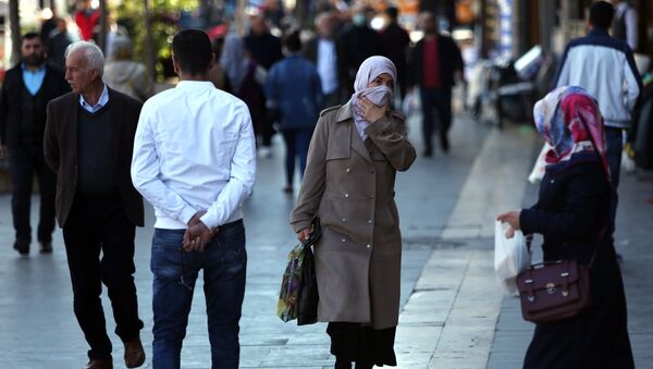 Жители Диярбакыра в защитных масках на улицах города. Ситуация в Турции в связи с коронавирусом - Sputnik Грузия